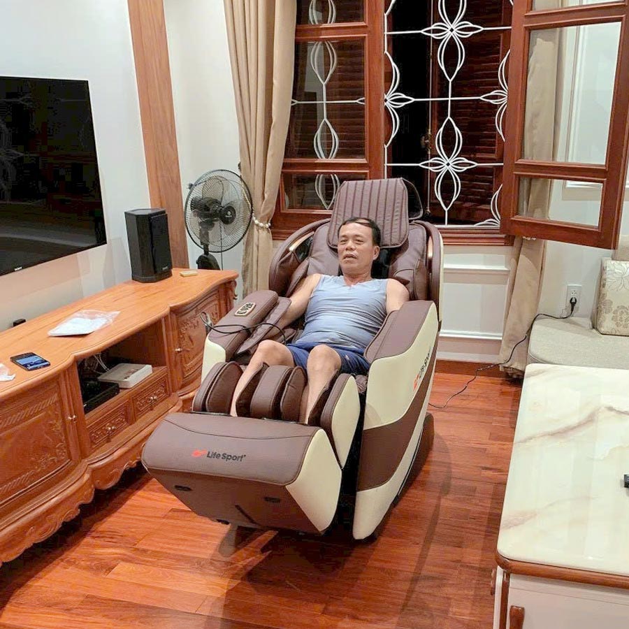 chu tuan tai hai phong duoc con gai tang ghe massage ls 789 1