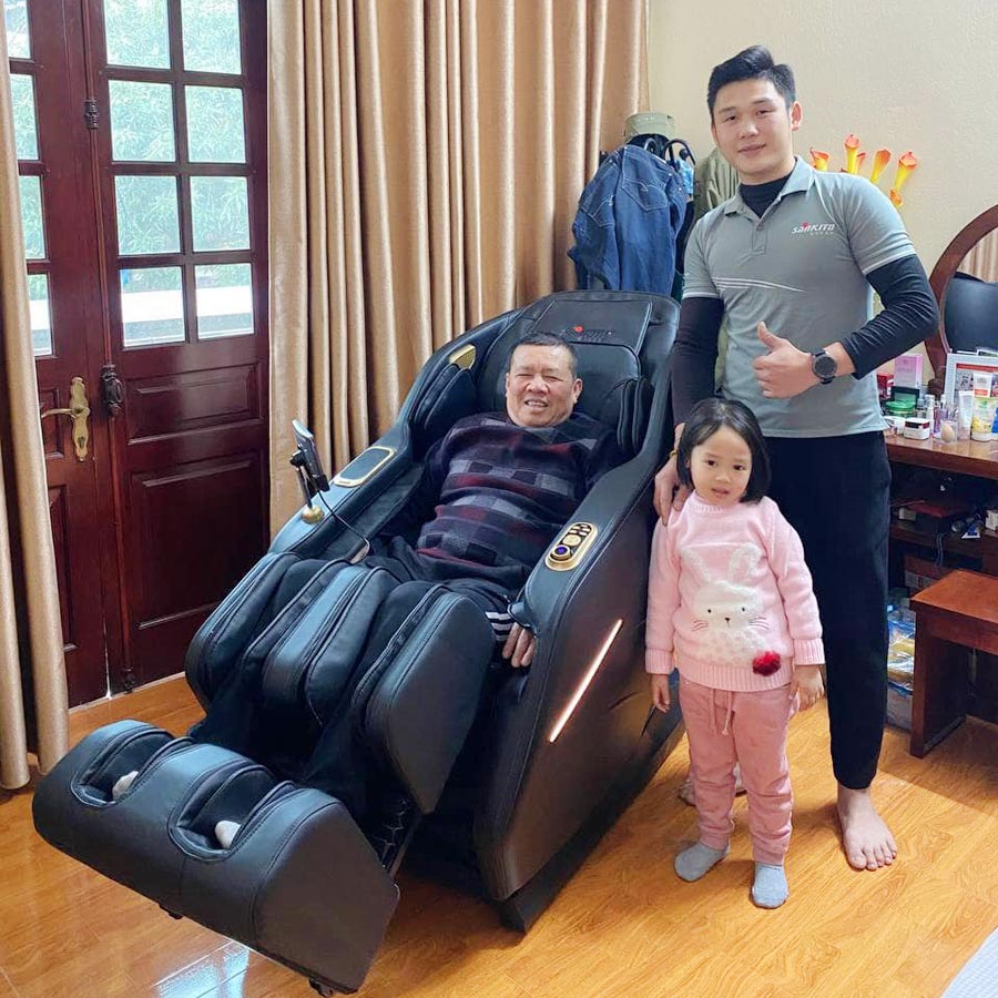 Khách hàng đang nằm ghế massage Sankito S-499