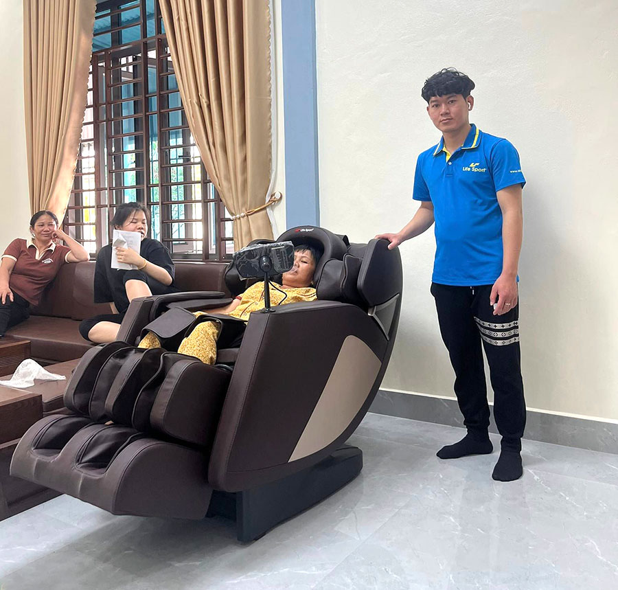 khach hang su dung ghe massage lifesport ls 169