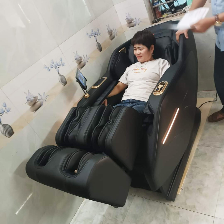 Khách hàng sử dụng ghế massage Sankito S-499